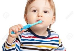 ترغیب مسواک کردن دندان از سنین کودکی