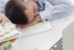 مقابله با خواب آلوده بودن در محل کار