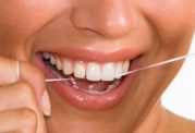 اهمیت نخ دندان در پیشگیری از بدبویی دهان