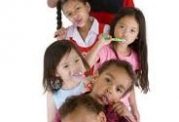 آموزش مسواک و نخ دندان از کودکی
