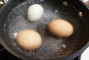 چگونه با تخم مرغ آب پز  از شر التهاب سینوس خلاص شویم