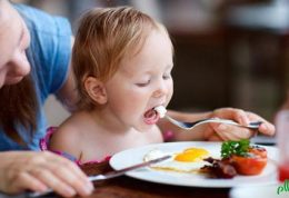 توجه به تغذیه سالم برای خردسالان