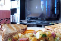 مصرف انواع غذاها مقابل تلویزیون
