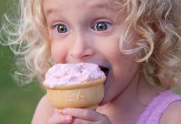 خوردن بستنی و تاثیرات منفی آن بر اطفال