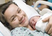 اهمیت آغوز دادن به نوزاد در ساعات اولیه