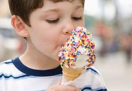 خطرات زیاده روی در مصرف بستنی توسط اطفال