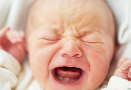 تفسیرات مختلف برای گریه نوزاد