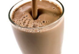 خطرات و عوارض جانبی شیر کاکائو