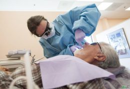 ارتباط خرابی دندان ها با ناتوانی جسمی سالمندان