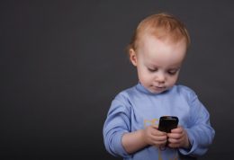 استفاده کودکان از تلفن همراه،روزی چند ساعت؟