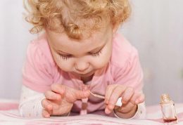 خطرات و عوارض جانبی لاک ناخن برای خردسالان