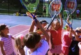 غلبه بر پوکی استخوان کودک با تنیس بازی