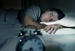 چه نوشیندنی های عامل بروز کم خوابی هستند
