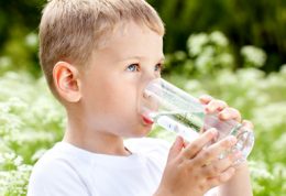 ضرورت مصرف آب برای کودکان