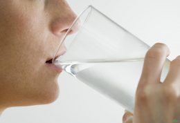 مصرف آب قبل و بعد از غذا خوردن