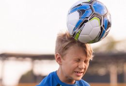 خطراتی که ضربه زدن با سر به توپ برای کودک شما دارد