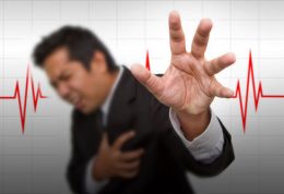 5 نشانه که هنگام حملات قلبی به آن ها دچار می شویم