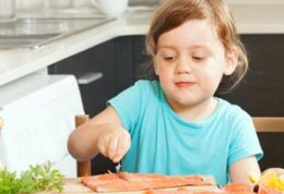 مصرف دانه‌ها و ماهی‌ها توسط کودک