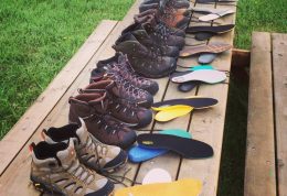 چه رنگ کفش هایی در فصل پاییز به گرم شدن پاهایتان کمک می کند