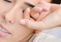 خطر مالیدن چشم ها برای بینایی