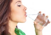 چرا نوشیدن آب قبل و بعد از غذا خطرناک است؟