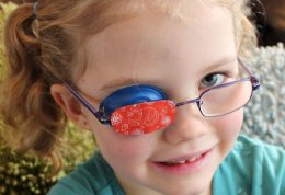 در کودکی تنبلی چشم را درمان کنید