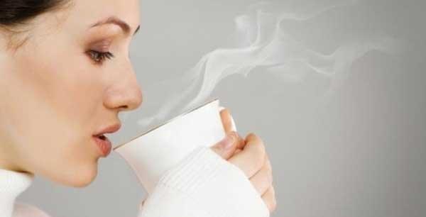 6 فایده مهم نوشیدن آب گرم هنگام صبح
