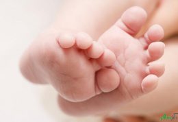 ماساژ نواحی مختلف کف پای نوزاد برای درمان وی