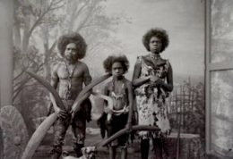 بومیان استرالیا همراه با حیوانات در باغ وحشی