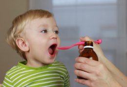 چگونه با روشی بدون دردسر به کودکانمان دارو بدهیم