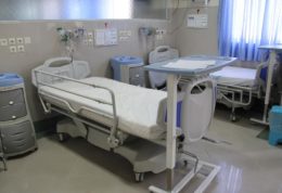تخت های بیمارستان بیماری را به بیمار بعدی منتقل میکنند