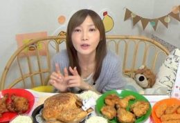 یک دختر ژاپنی که لاغر اندام است اما بی وقفه غذا می خورد