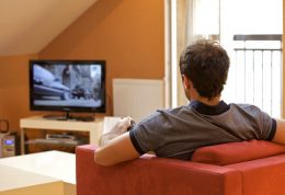 اثرات مخرب زیاده‌روی در تماشای تلویزیون را جدی بگیرید