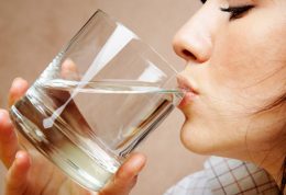 تاثیر نوشیدن آب بر عضله سازی صورت