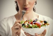 15 ماده خوراکی کم کالری مناسب برای کاهش وزن