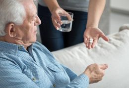 توصیه هایی در مورد نحوه مصرف درست داروها به سالمندان