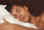 بررسی مزایای برهنه خوابیدن