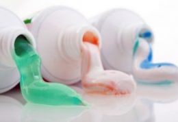 کاربردهای خمیر دندان در نظافت منزل