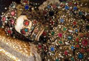 کشف طلا و جواهر از پیکر جسدی در کلیسا