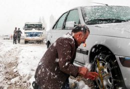 امداد رسانی به مسافرین نوروزی در مسیرهای پر بارش