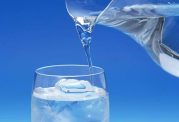 ارتباط نوشیدن آب سرد و بیماری در بدن