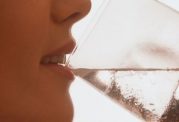 چرا هر چقدر آب می‌خورید باز هم دهانتان خشک است؟