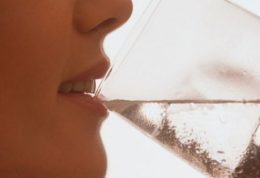 چرا هر چقدر آب می‌خورید باز هم دهانتان خشک است؟