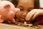 نگرش اشتباه نسبت به پول توجیبی کودکان