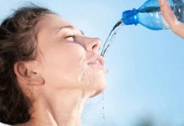 مقابله با مشکلات پوستی با مصرف آب