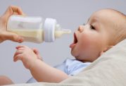 نکات مهم برای تهیه و نگهداری از شیر خشک