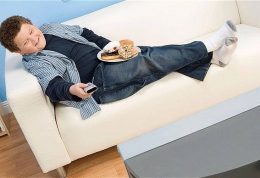 بالا رفتن وزن با غذا خوردن پای تلویزیون