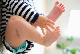 چه عاملی سبب پرانتزی شدن پاهای کودکان می شود
