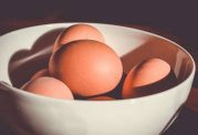 تا چه مدتی میتوان تخم مرغ را بیرون از یخچال نگه داشت؟