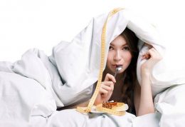 خوردن غذا قبل از خواب چه معایب و مزایایی دارد